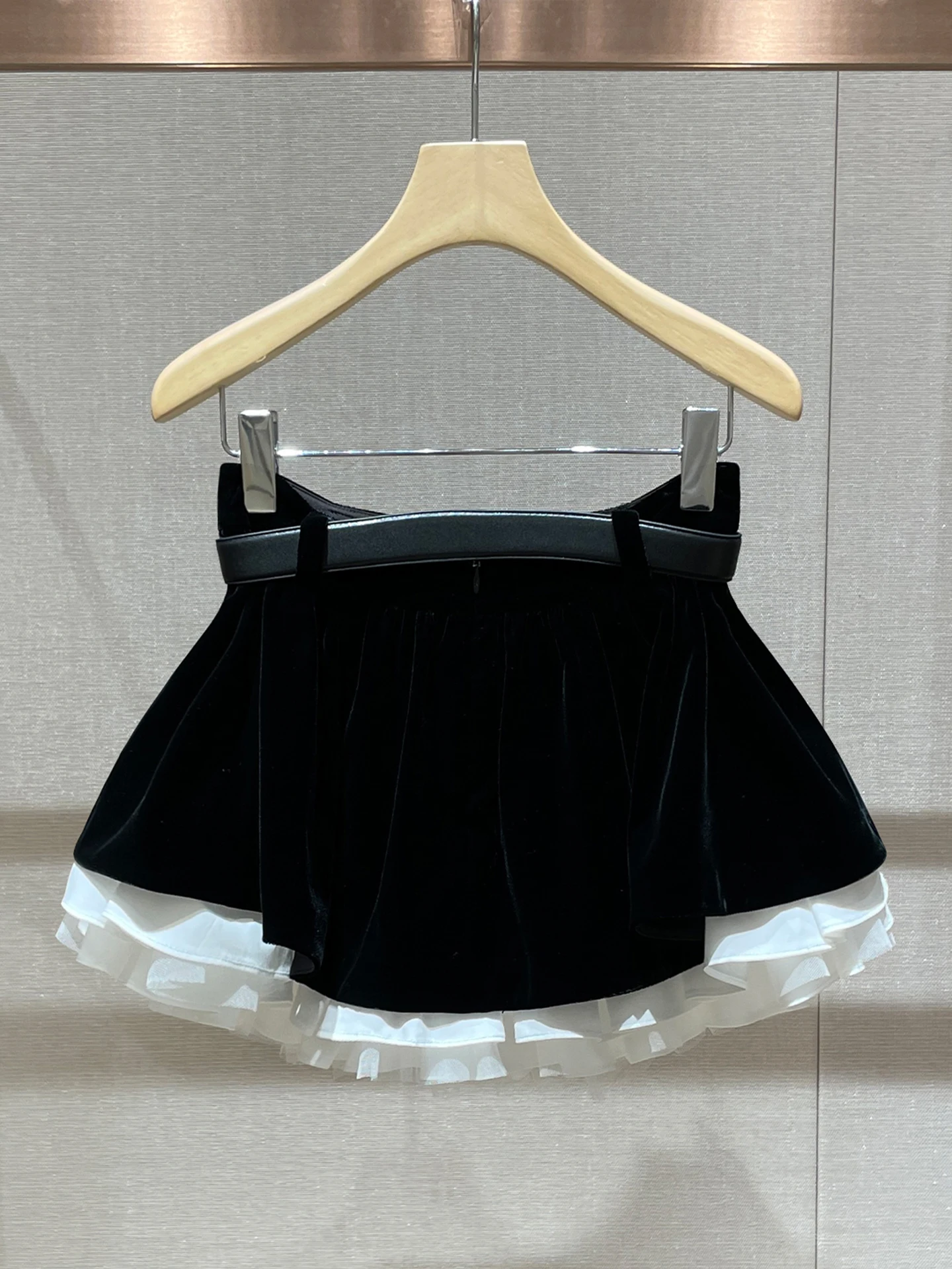 フレアスカートセットアップ：高腰花弁デザインベロアスカートの実用性と着用シーン
