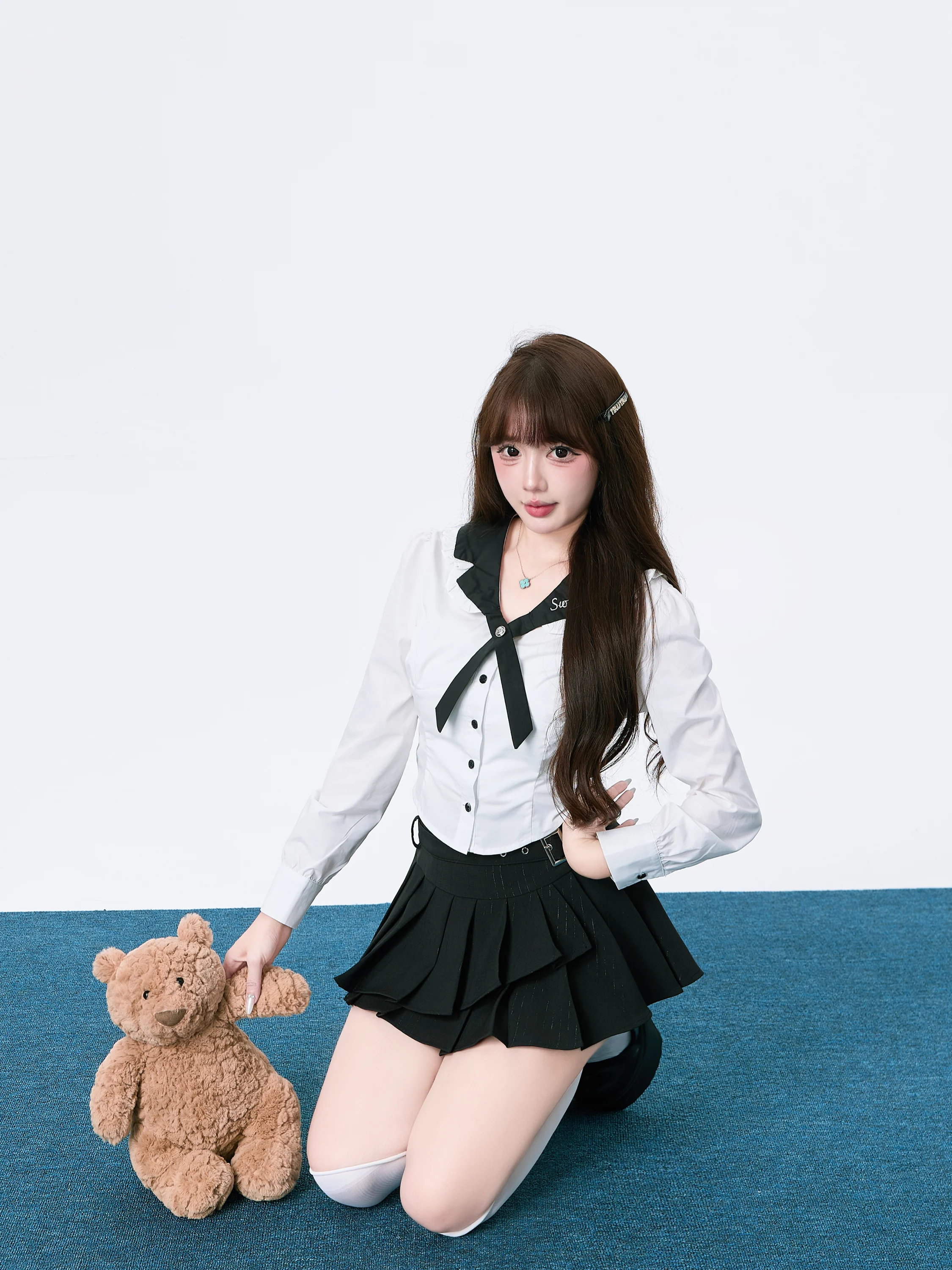 学院風 白無地 タイトフィット刺繍ショートシャツ：かわいい制服 高校 で選ぶべきデザインと機能のバランス