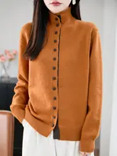 立ち襟デザインの精紡毛ニットカーディガン【ゆったりフィット・厚手・包みボタン】