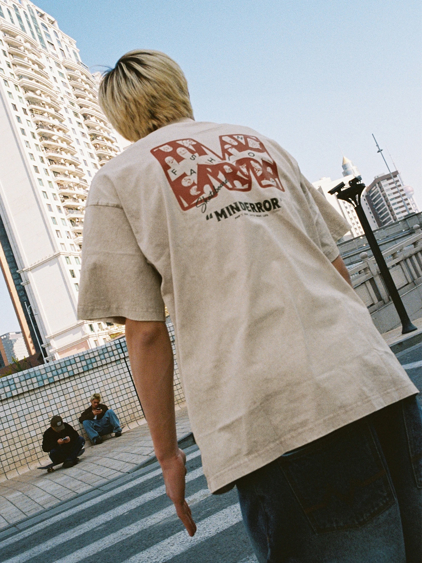 tシャツ ピチピチ メンズ：ユニークM字プリント重厚感ある水洗い半袖Tシャツの実際の性能と使い勝手