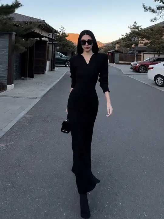 フード付きVネックパッド入りロングニットドレス【厚手・スリットデザイン・白】