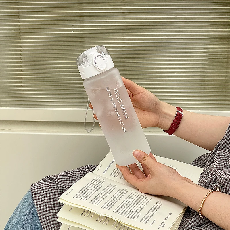 夏用シンプルデザインのマット仕上げ水筒：アウトドア・通勤での大容量・持ち運び便利性を実証