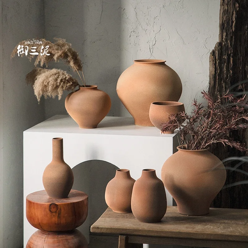 揃えるミニマリスト部屋づくりアイテム - 赤陶器ココアボトルシリーズの収納性とデザイン性