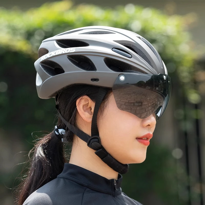 ゴーグル付きヘルメットを選ぶときに迷うのは、本当に安全なのか？