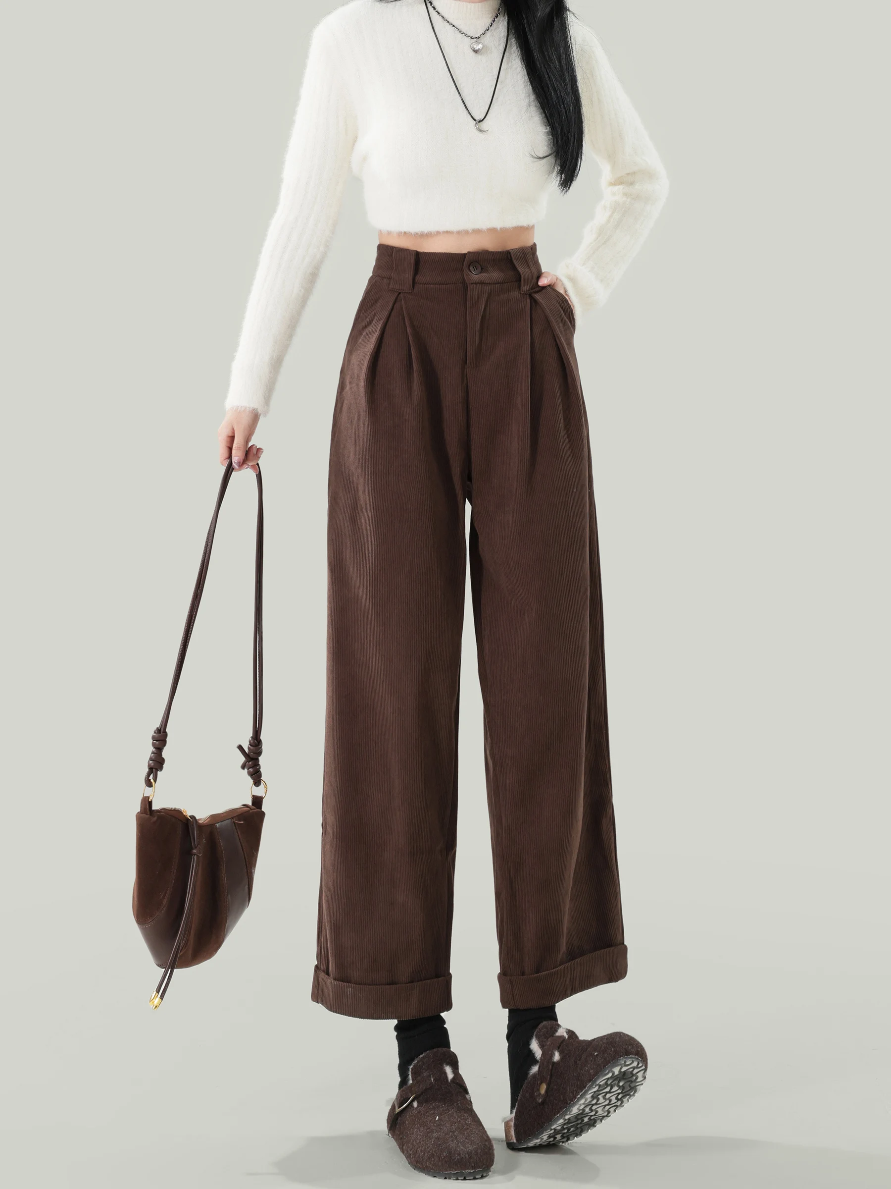 レトロなコーヒーカラーのライトコーデュロイワイドパンツ：春用折り返しデザインの着こなしとサイズガイド