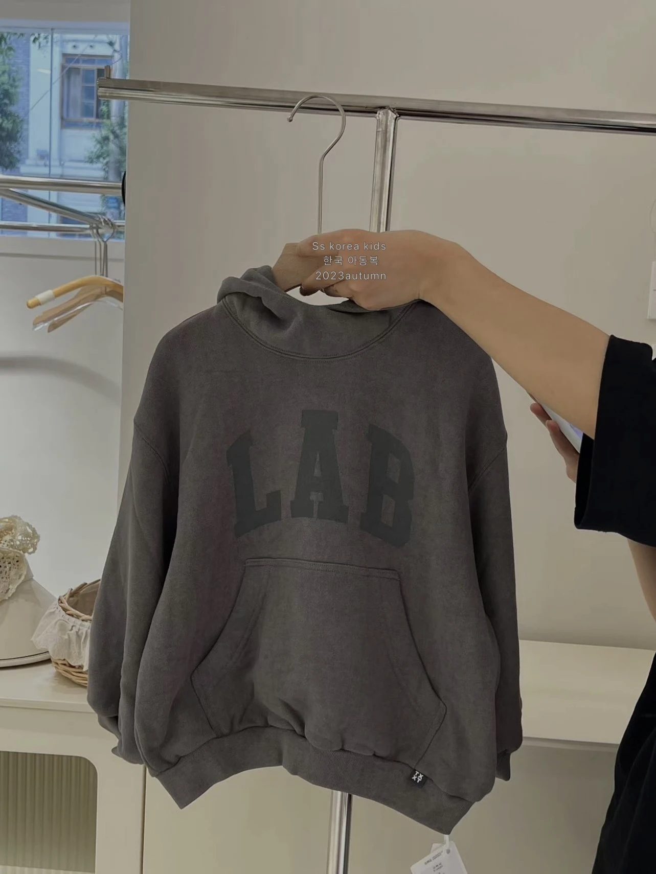 韓国子供服 男の子用フード付きトレーナー：秋用カジュアルスタイルの実用性と機能性を徹底検証