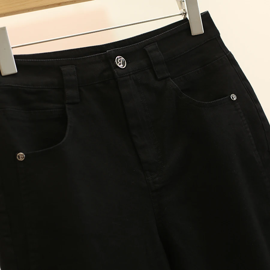 女性のパンツで通勤スタイルをシンプルに保つには？黒いズボン レディースと比べて、どんな違いがあるの？