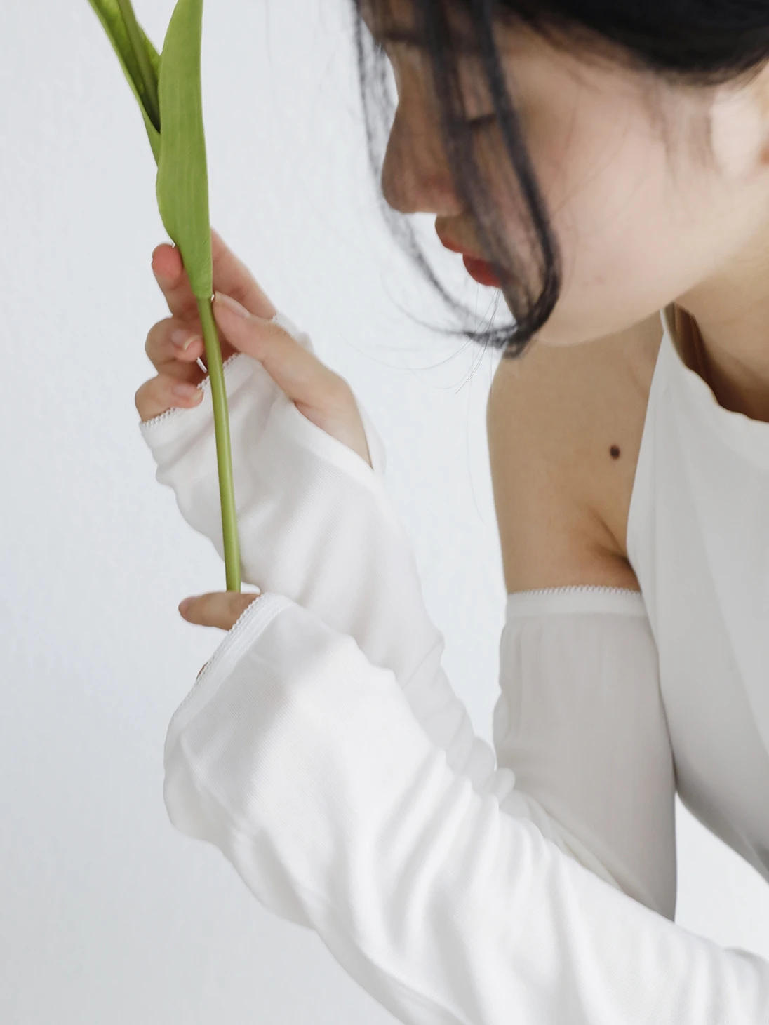 UVカット長袖で日焼けを防ぐには？通気性と肌への優しさを両立するアイテムとは