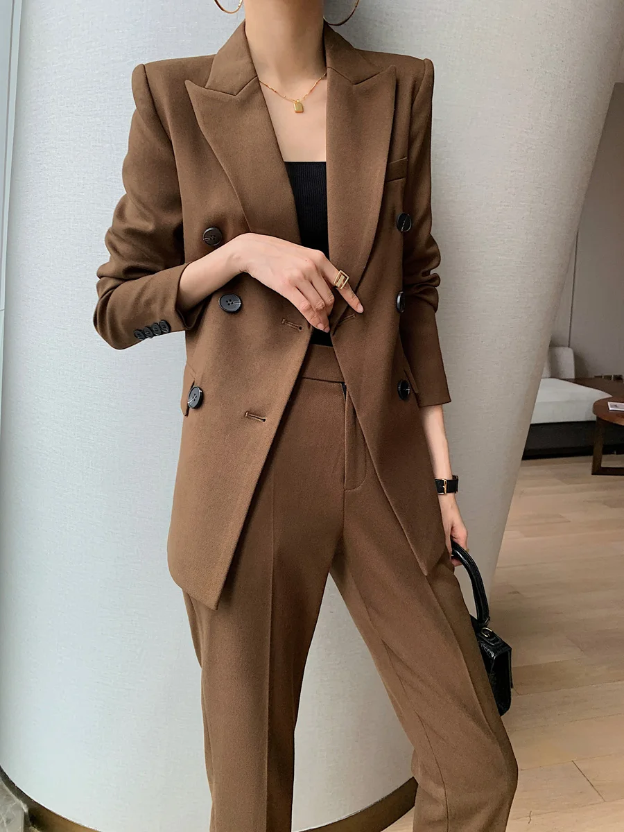 大人可愛い服 50代コーデ｜モカカラースーツで心の安定を実現する完全ガイド
