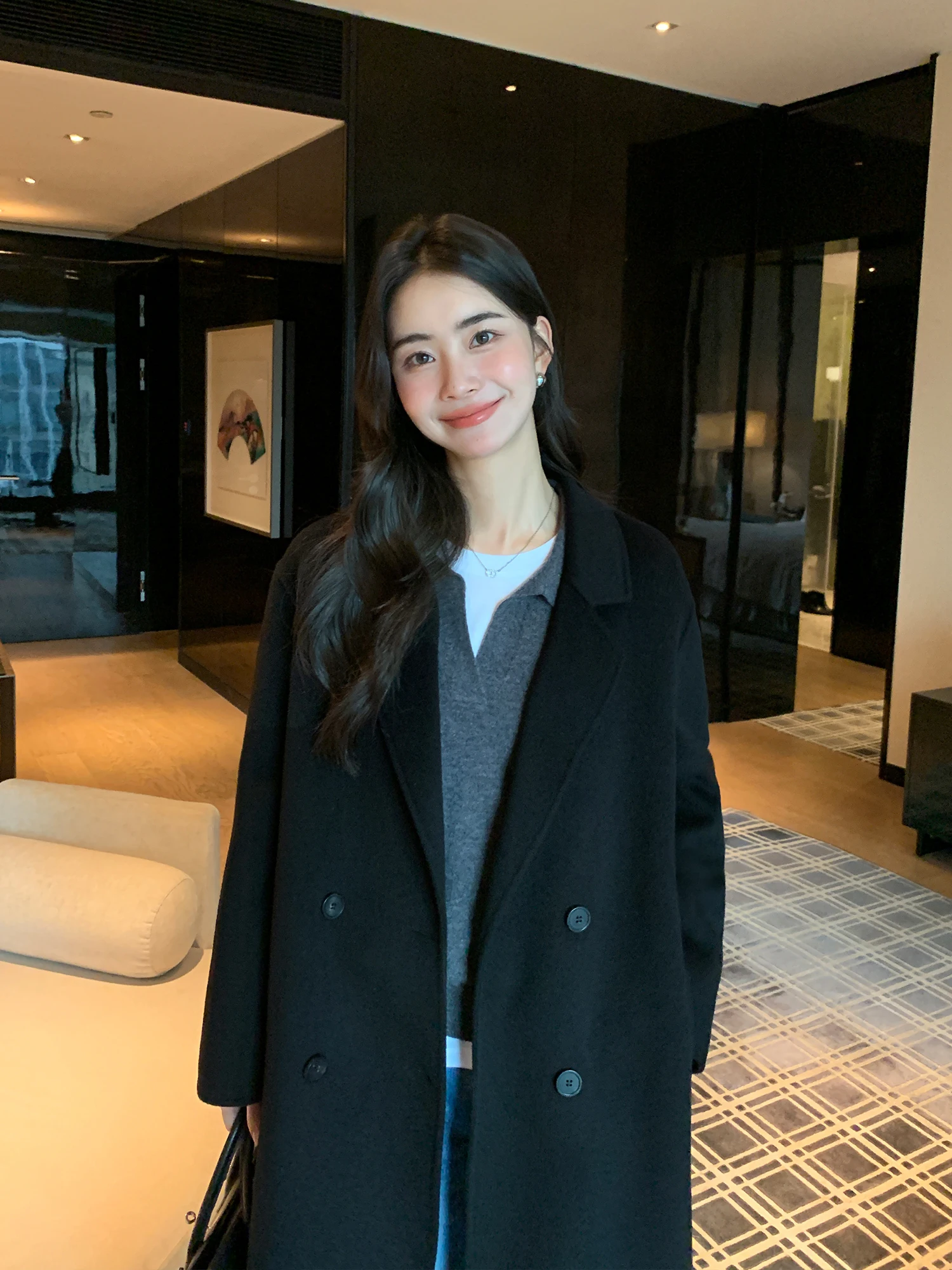 大人女子が選ぶべきコートは、通勤スタイルを洗練するウール混双面コートなのか？