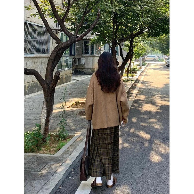 レトロな格子が秋を彩る！カーディガンとスカートの2点セット、どう選ぶ？