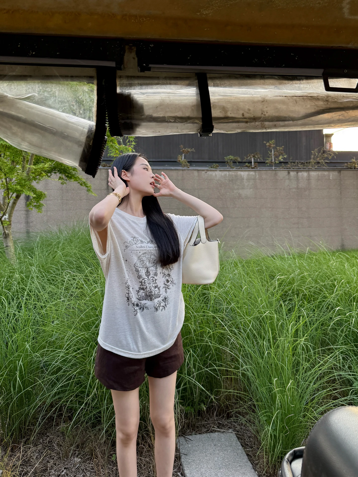 「tシャツ アレンジ」でかっこいい着こなしを実現するには？手描き花柄Tシャツの使い方を徹底解説