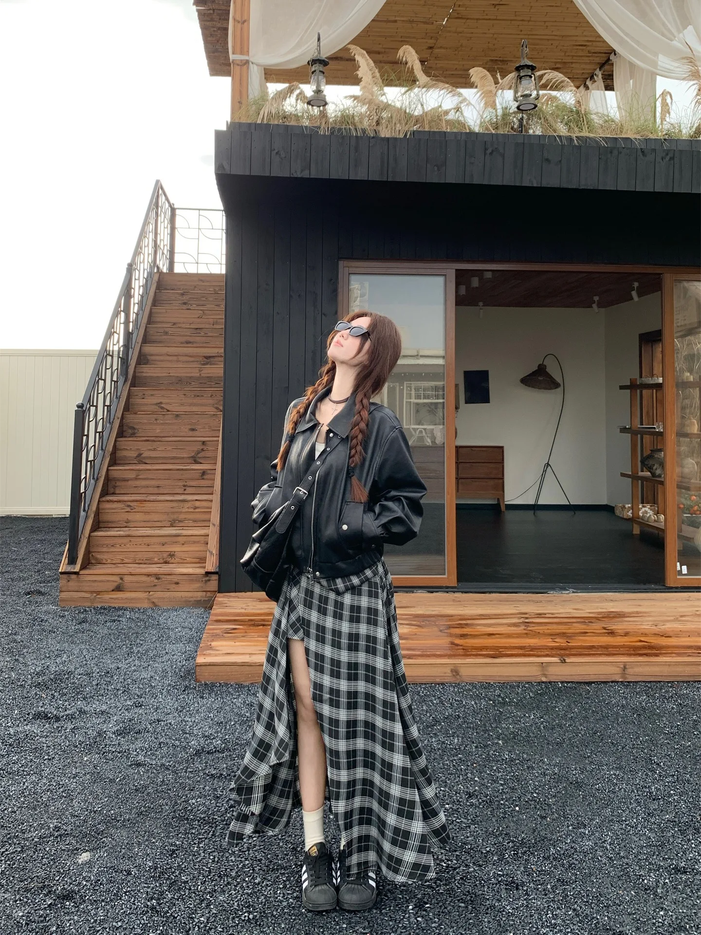 大人っぽいファッションを実現するコツは？黒レザージャケットとチェックスカートのセットアップが答え