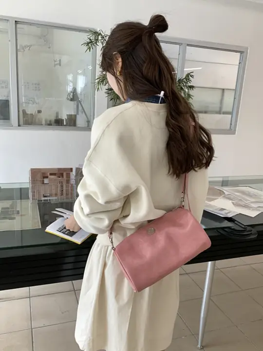 春にぴったりなピンクのショルダーバッグ【ボストン型・スタイリッシュ・多用途】