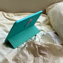 薄荷グリーンのiPad用三折フリップケース【2021 Pro 11/Air 4・マグネット吸着・10.2/9.7インチ対応】