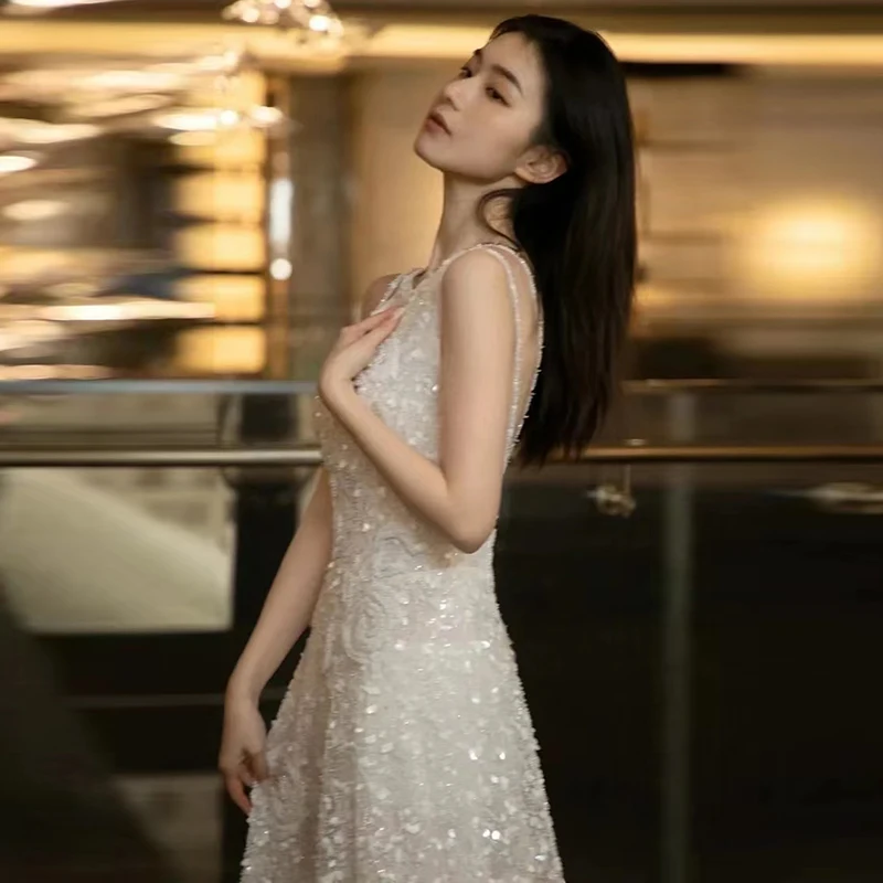 ドレス風 素敵な背中見せデザインの軽やかなウェディングドレスは、どのような場面で着用されるのか
