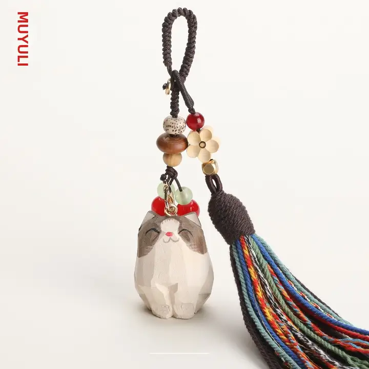 手作り木彫り猫のキーホルダー【桃の木製・梅花デザイン・車やバッグのアクセサリー】