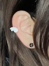 天使の翼デザインのホワイトピアス【チタン合金製・耳の不快感軽減】