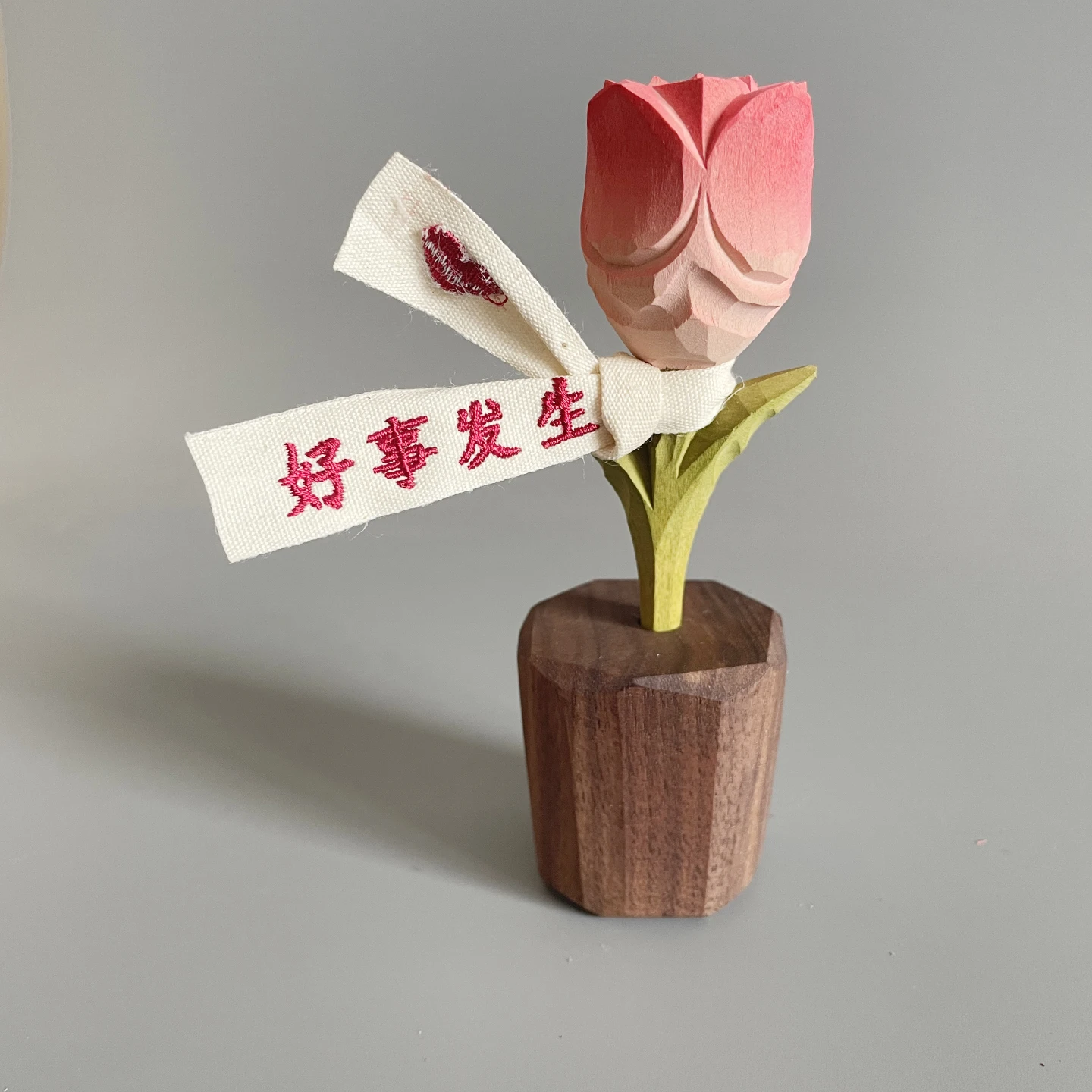 手作りの木製ピンクローズ飾り：カップル向けに枯れない愛を表現するアートギフト