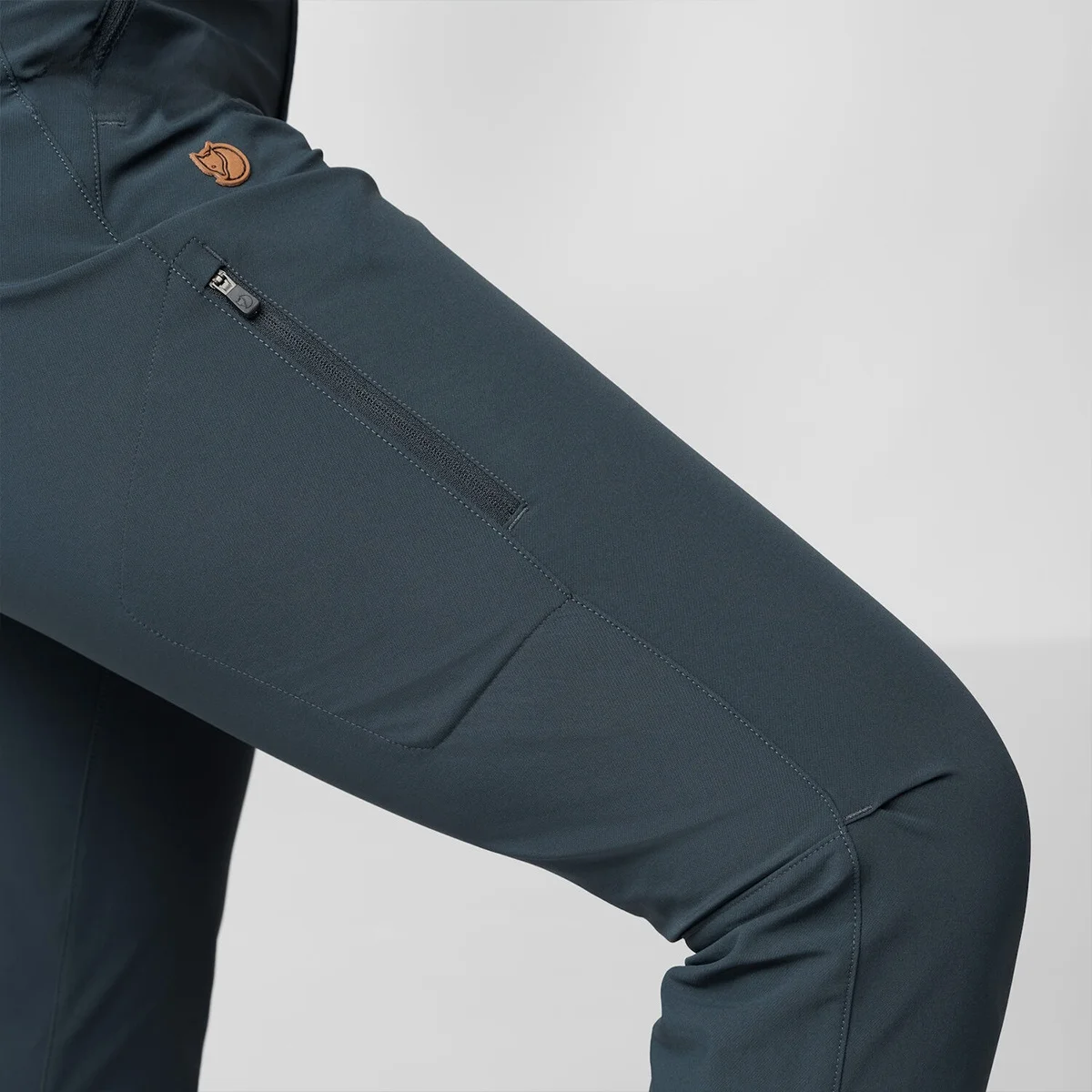 キャンプ道具を節約調達：Fjällräven ストレッチカジュアルパンツの実際の使い方と価格比較