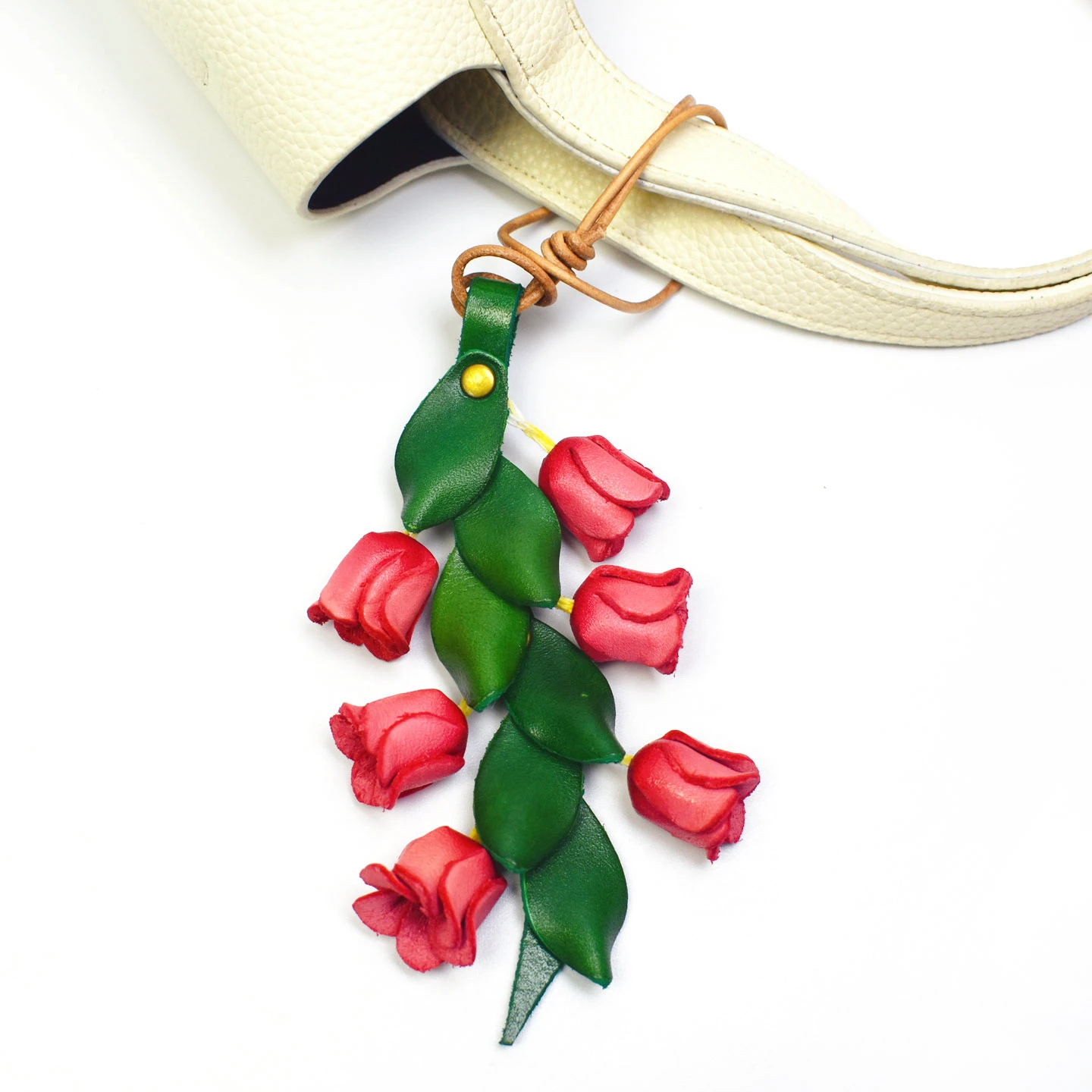 レディース アクセサリー 人気 おすすめ 5選 に該当するアイテムは？上質な牛皮製の花モチーフ風鈴バッグチャームが今、注目されている理由
