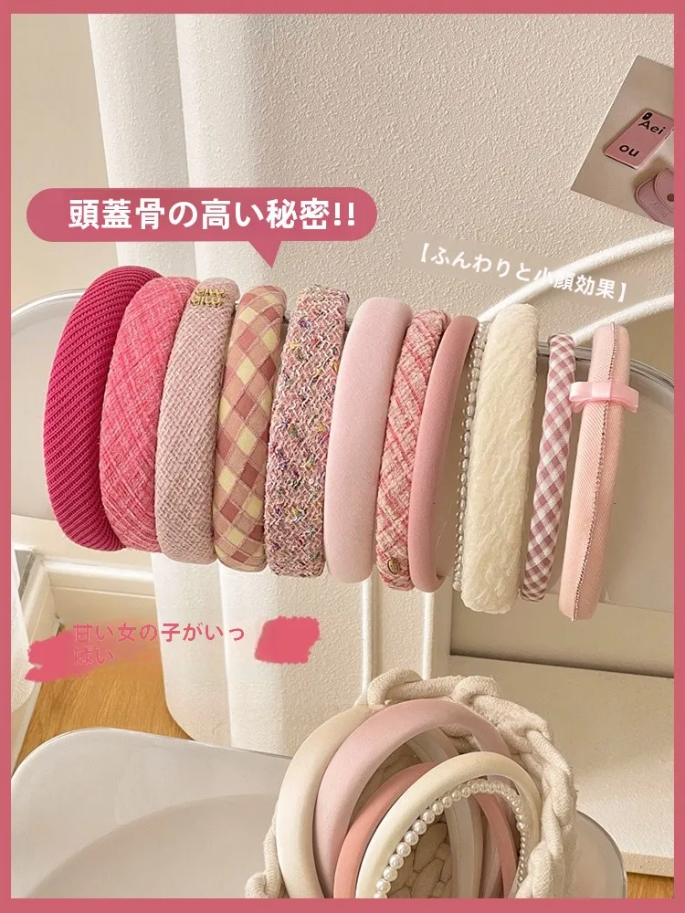 ピンクのヘアバンドは女性向けのシンプルで甘いデザインが特徴