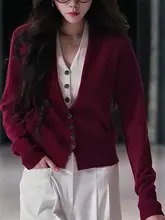 秋冬にぴったり！Vネックのバイカラー風ニットトップス【ゆったりしたシルエット・女性用】（セットアップ対応）