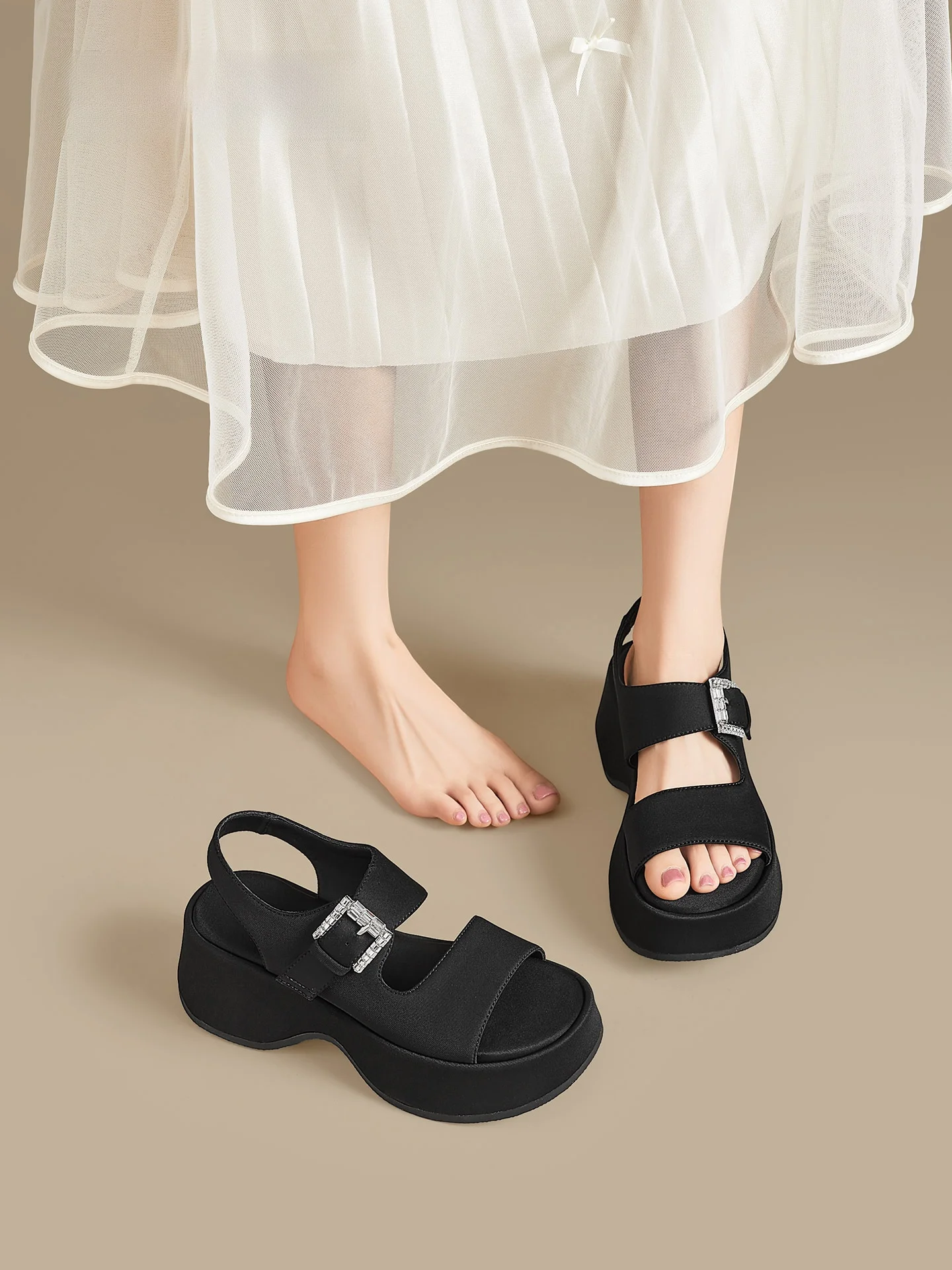 厚底女性サンダル：クッション性と通気性を両立した2026年夏用モデル