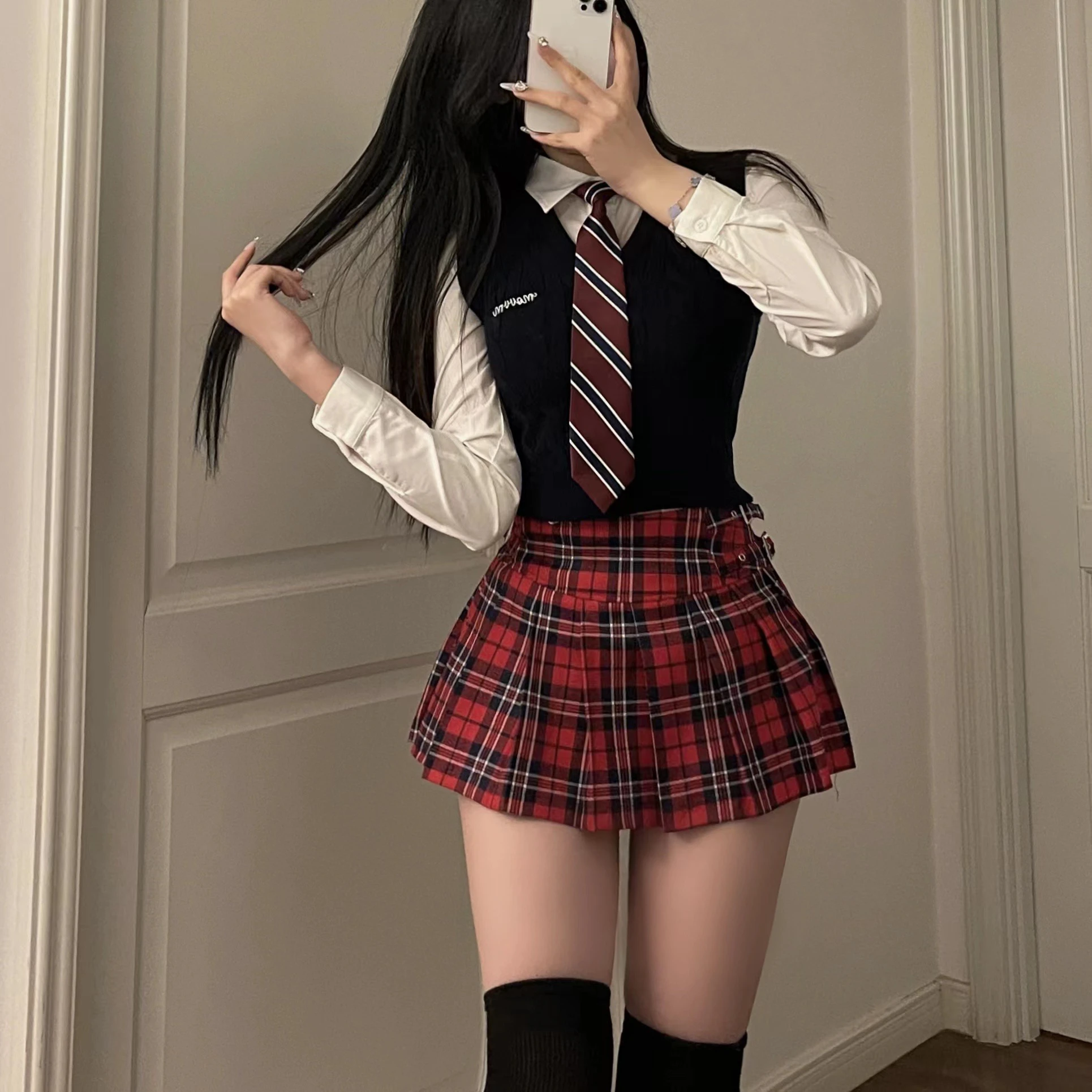 制服風アメリカンニットベストとチェック柄スカート：2週間検診・60代同窓会に最適な学院風2wayコーデの選び方
