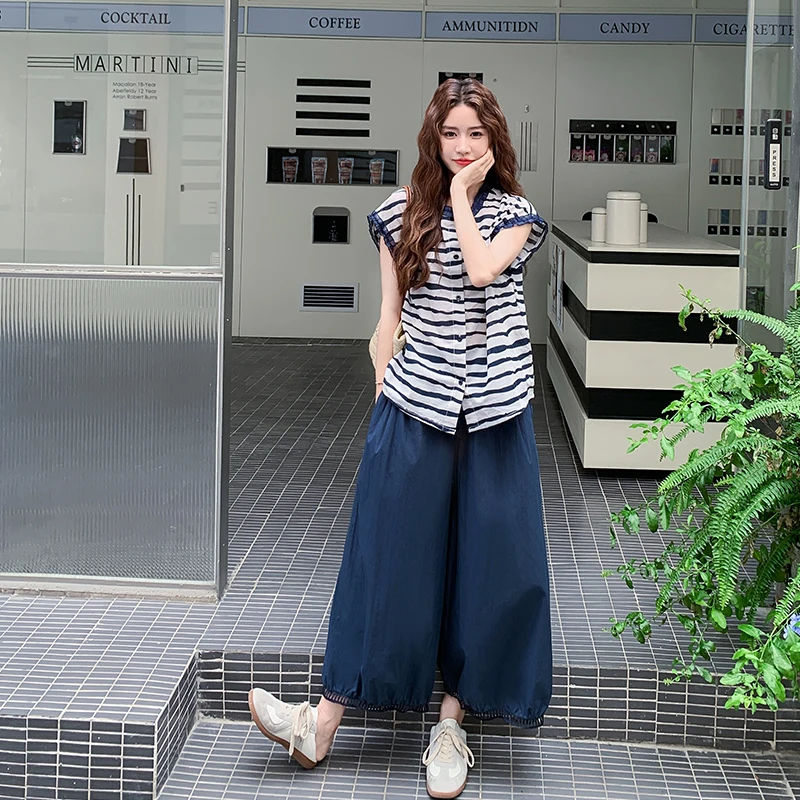 ストライプシャツとワイドパンツのコンビネーションで春のファッションコーデを実現