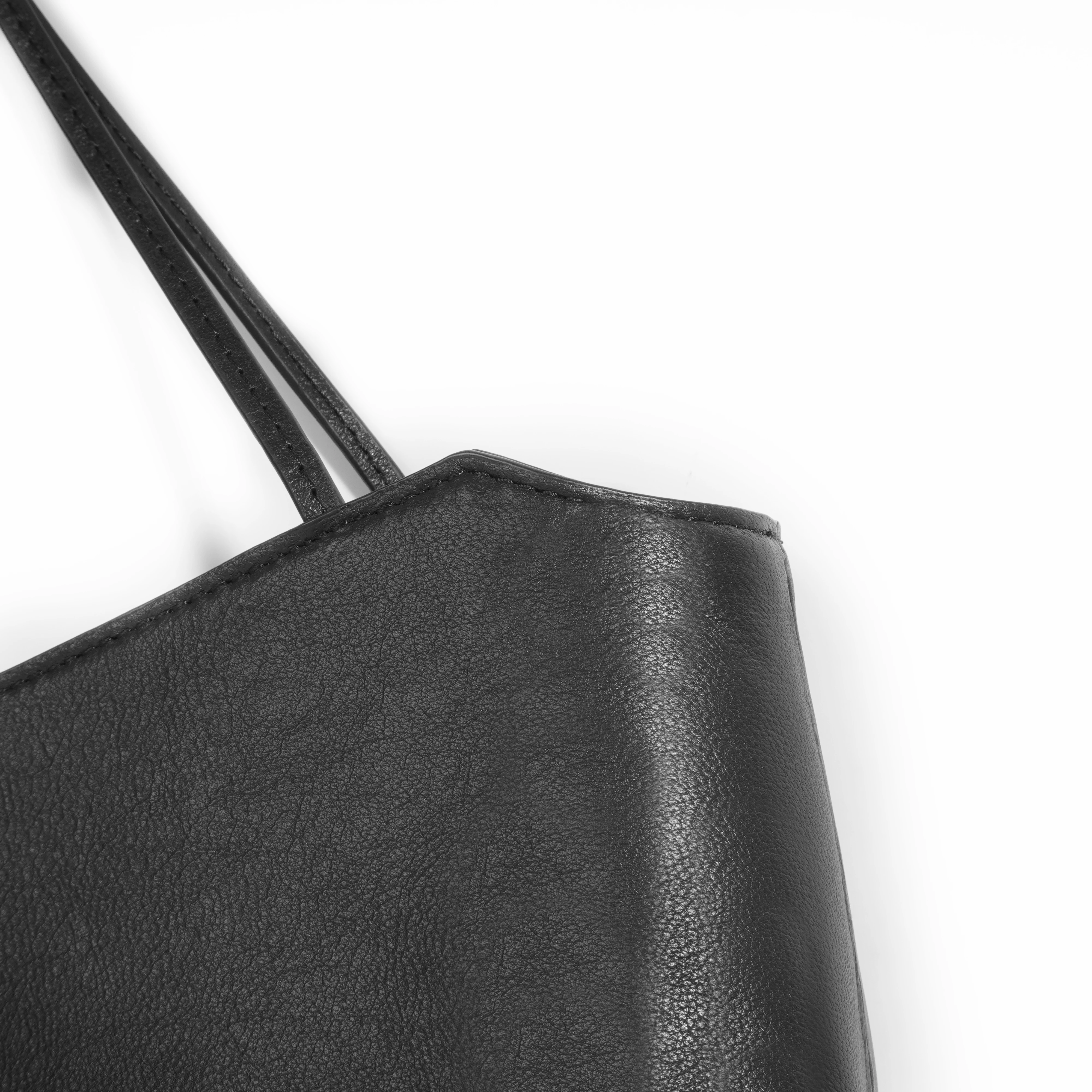 ショルダー トート に悩むなら、どんなシンプルなバッグが最適？