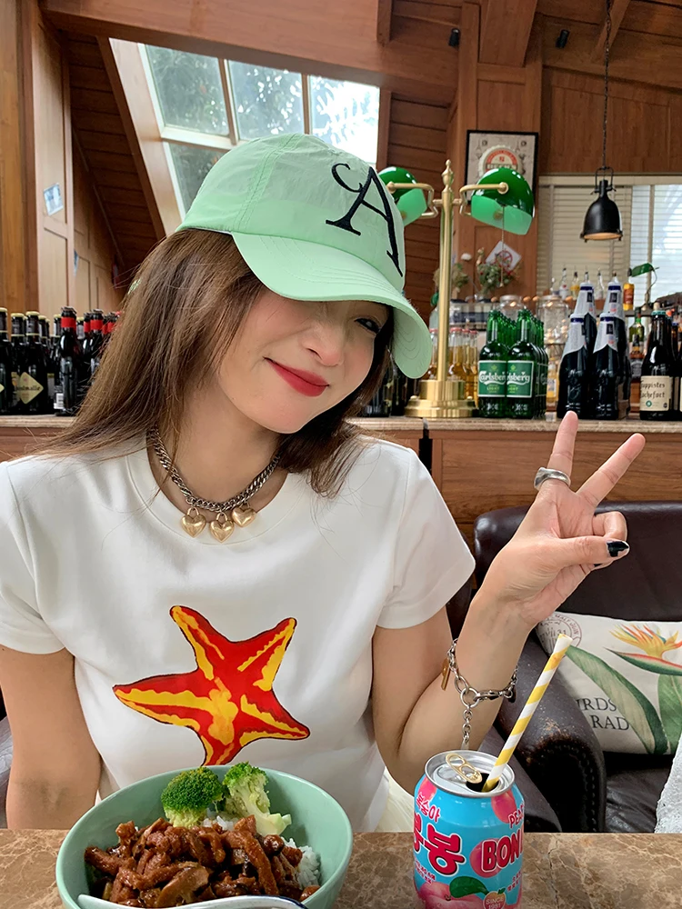 デザイン性のある短袖Tシャツ：女性向け夏用ブラックプリントの実用性と素材特性