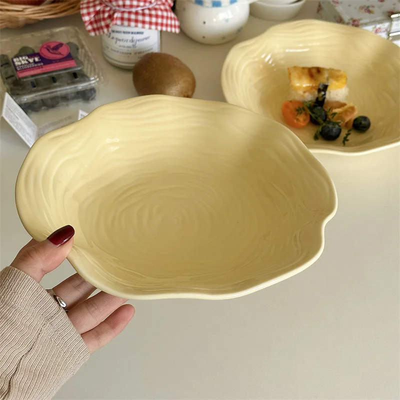 洗練されたデザインのフランス風陶器深皿：乳黄色フリルエッジがサラダやパスタに最適な理由