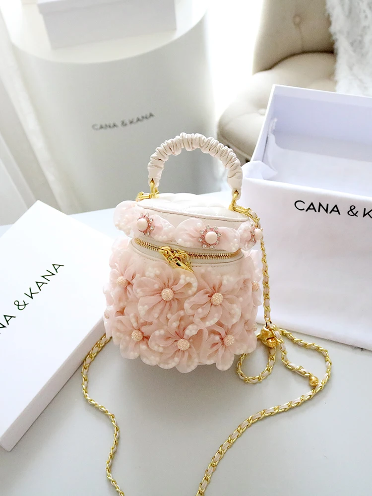 フューシャピンク バッグの特徴：CANA&KANAの持ち手フリルバッグが通勤に適するのか