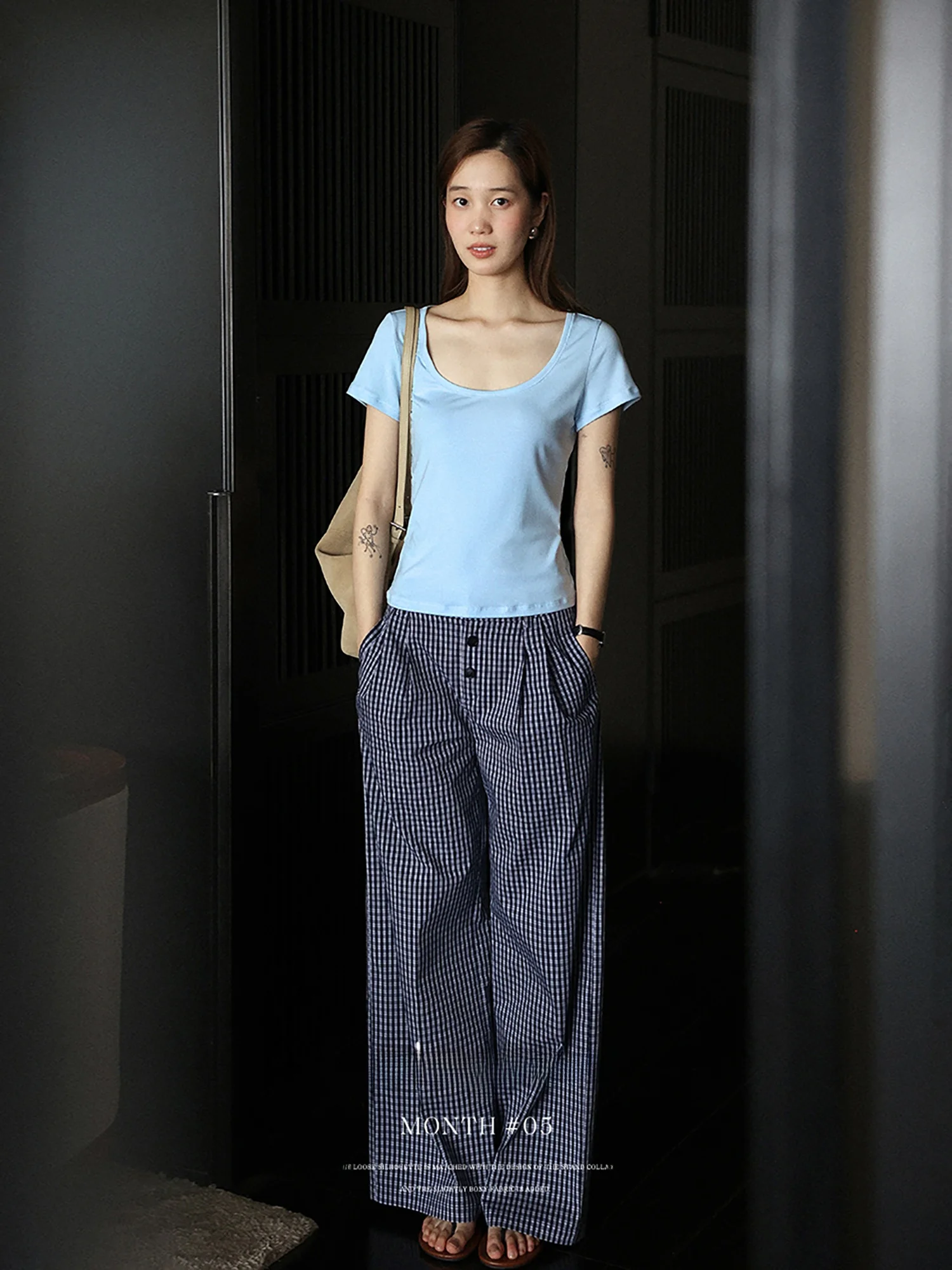 クラシックデザインのチェック柄ストレートパンツ：オフィスカジュアルに最適な女性向けスタイル