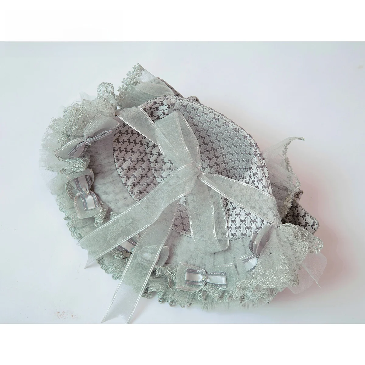 10月に着るベストな帽子は？ヴィンテージ風のレースリボンボネ帽子が解決する季節感の悩み
