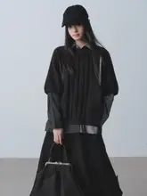 デザイン性のある長袖シャツと中袖ニットの黒い2点セット（セットアップ対応）