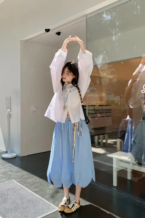 感ある白シャツと花柄ハイウエストスカートのコーディネート（セットアップ対応）