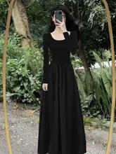 シンプルなデザインの黒いロングドレス【長袖・ウエスト絞り・ラウンドネック・大人の雰囲気】