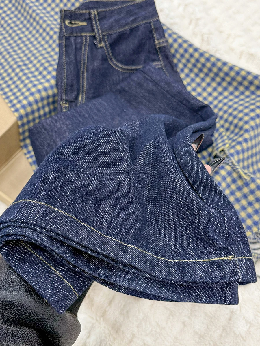 高腰デニムパンツは小柄向けの長めのスタイルでどのようなフィット感を実現するのか