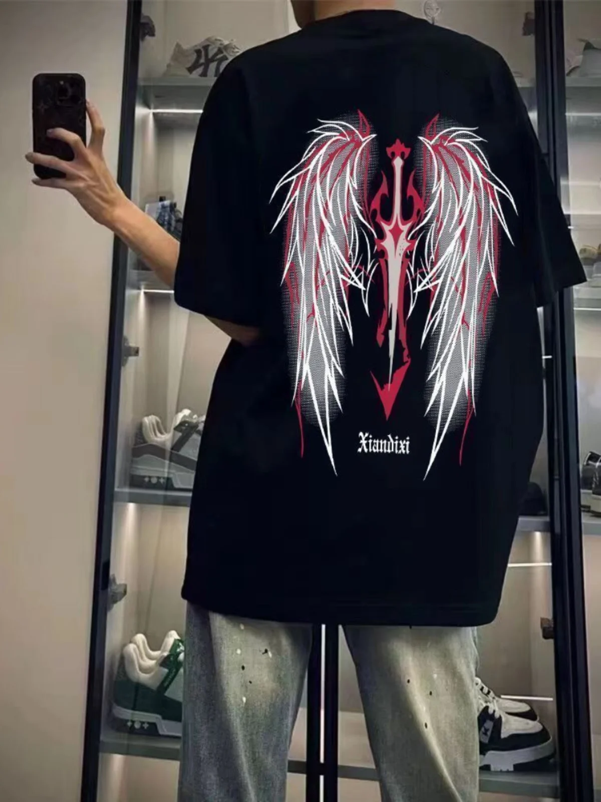 かっこいい赤キャラクター デザインの実例：高品質コットン製赤光魔剣と翼Tシャツのプロスペクト
