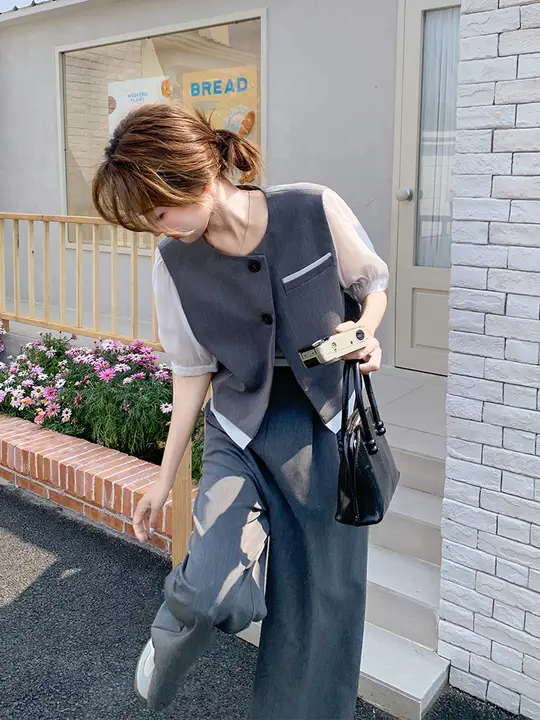 グレーのワイドパンツとトップスのカジュアルコーディネート【春秋用・気品ある通勤スタイル】（セットアップ対応）