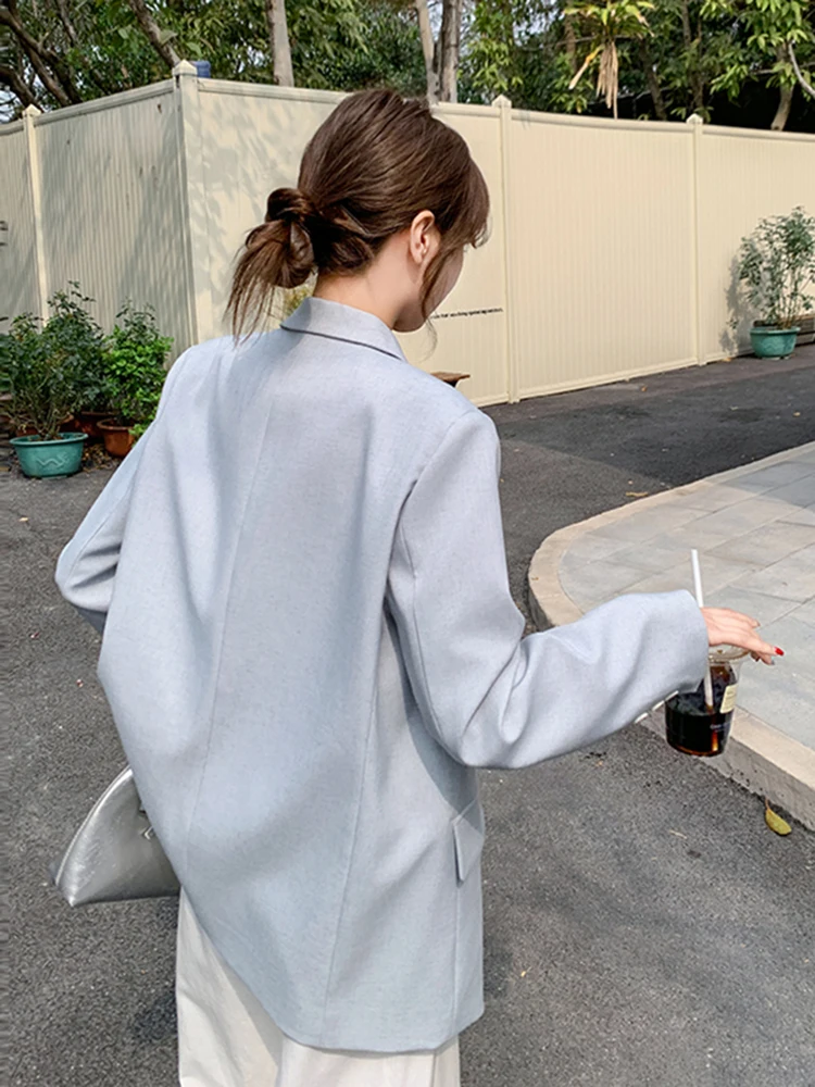 春の通勤コーデで悩んでいるなら、この1枚が救いになる？