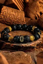 炎の瞳と金色の虎目石のメンズブレスレット【レトロデザイン・火山石・シンプルアクセサリー】
