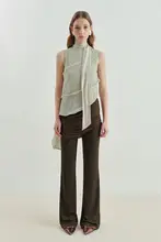 軽やかなシワ感と飾りリボンのスリーブレストップス【アシンメトリーデザイン・フリル裾】