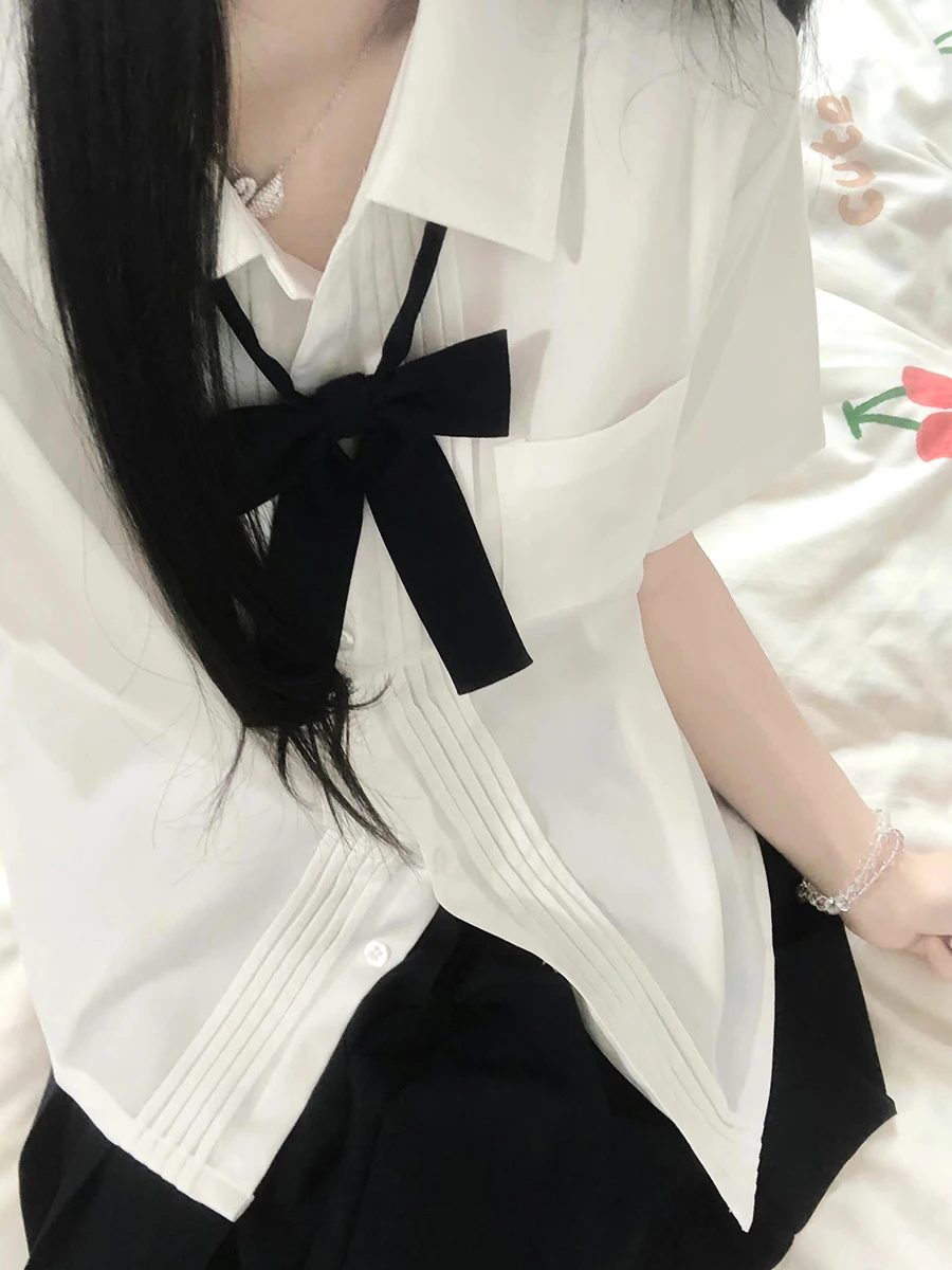 大人可愛いの本質とは？学院風シャツで実現する自然な美しさ
