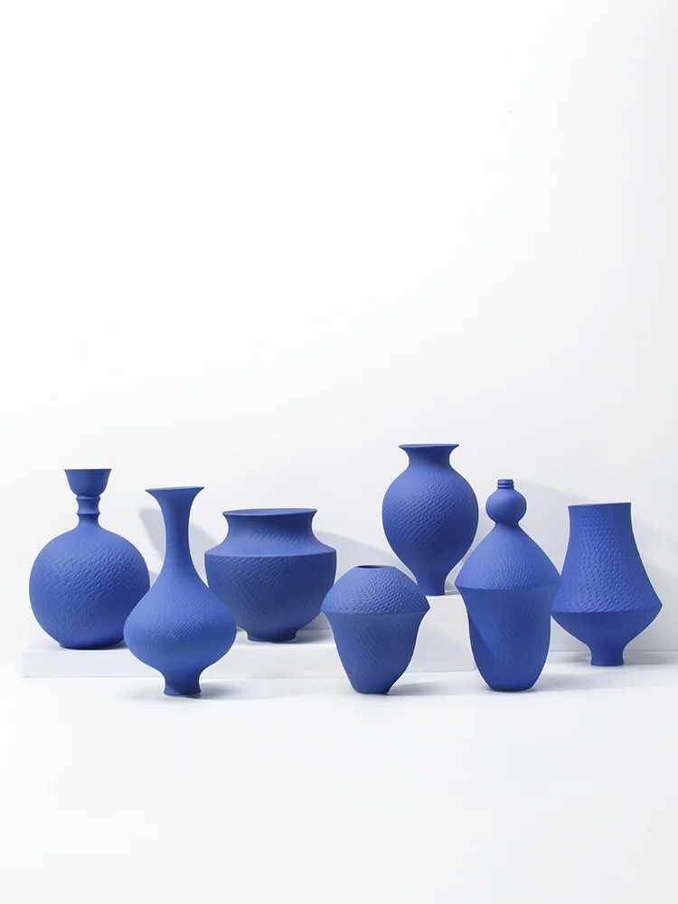 韓国インテリアを再現｜カフェ風部屋の作り方 - クラインブルー陶器花瓶の設置と色調調和