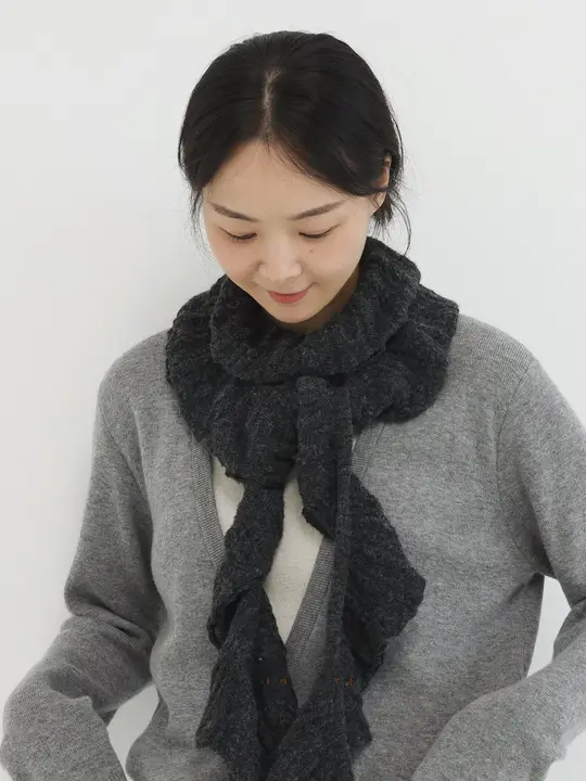 エレガントな波形デザインの柔らかいニットスカーフ【秋冬用・肌触りの良い保温性】