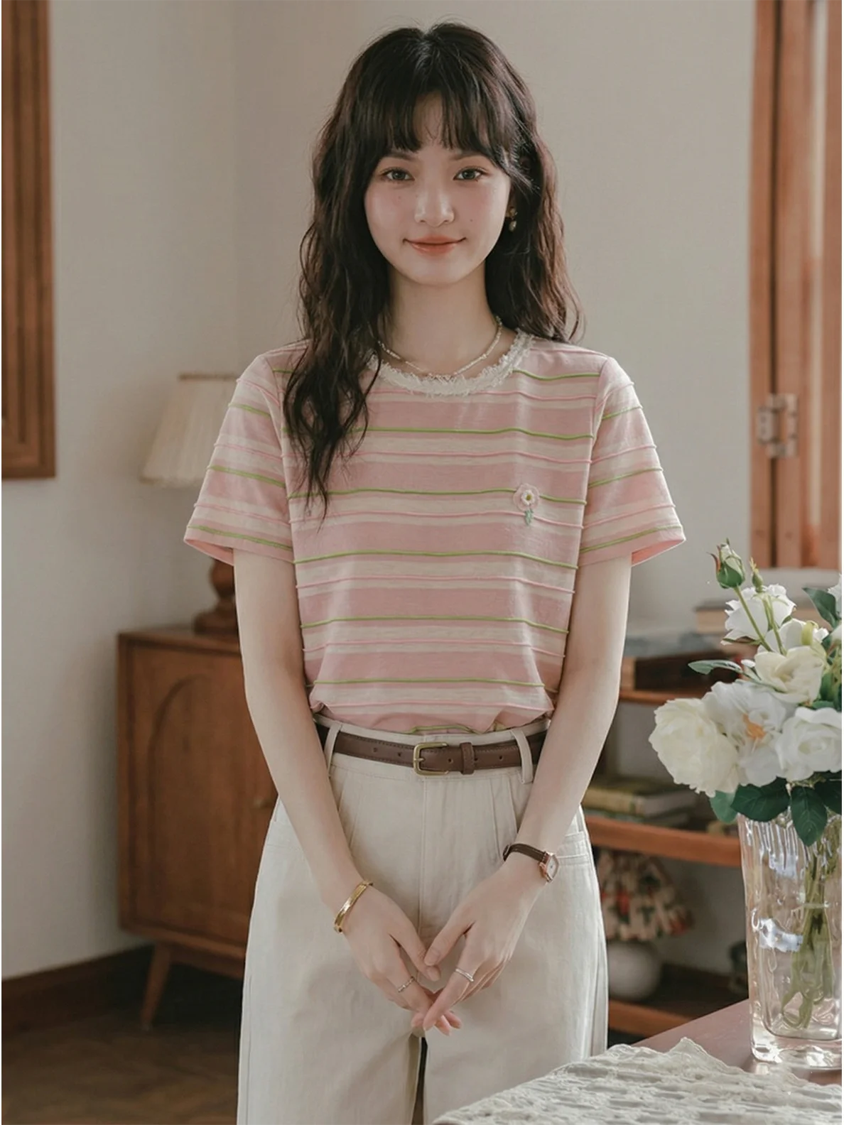 ピンクストライプのTシャツをどう選ぶ？通勤から日常まで、1つのアイテムで変わるスタイルの秘密