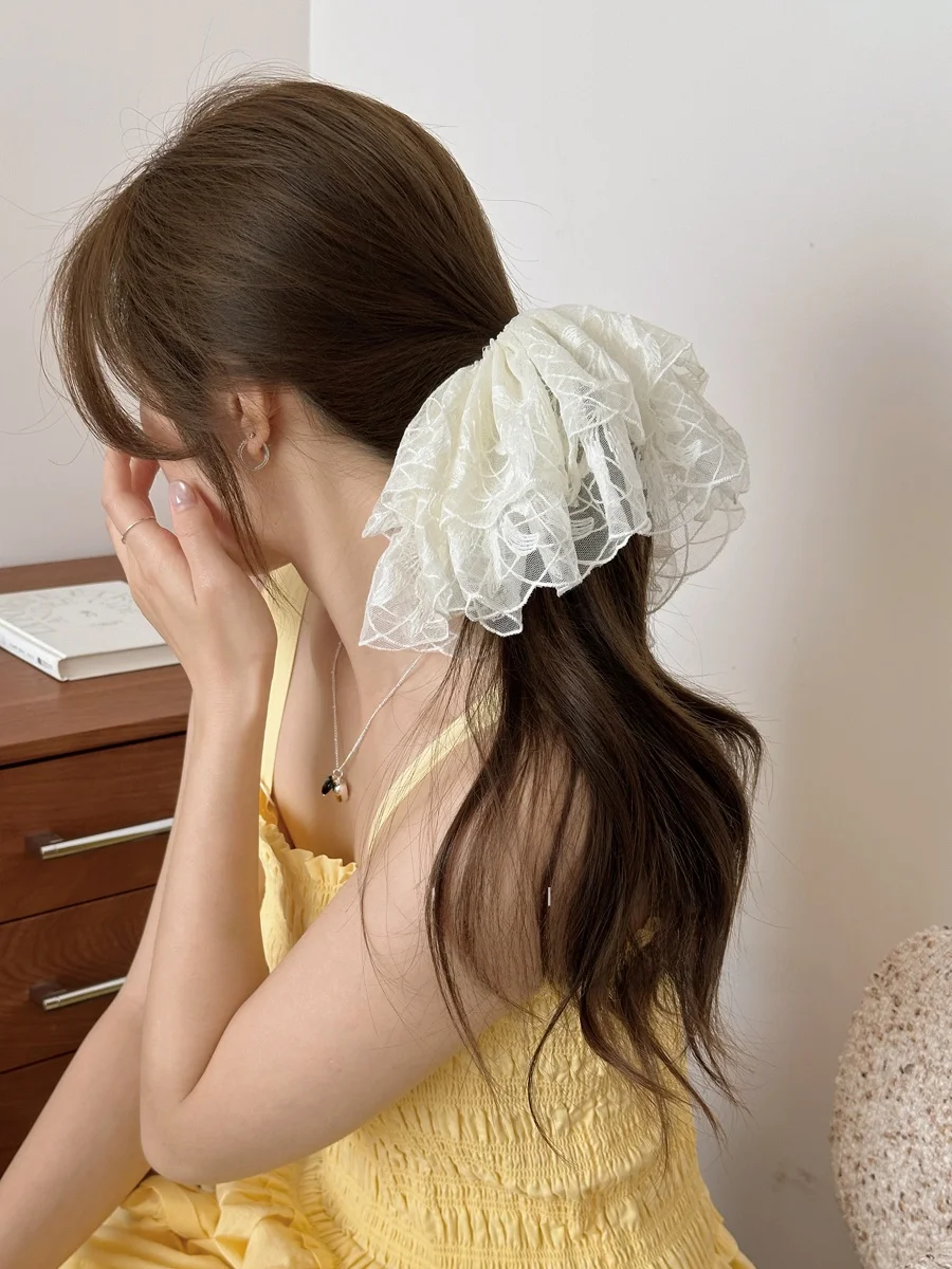 白色レースのヘアゴムで崩れにくいアレンジを実現する方法